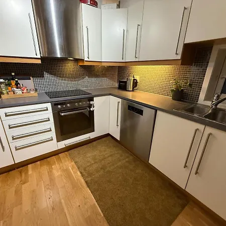 Spacious 3 Bed Terraced House Close To World Cup *